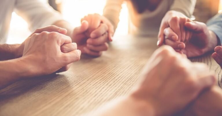 Qui sont les membres de la United Society of Believers in Christ's Second Appearing 34 groupe de croyants en priere ensemble