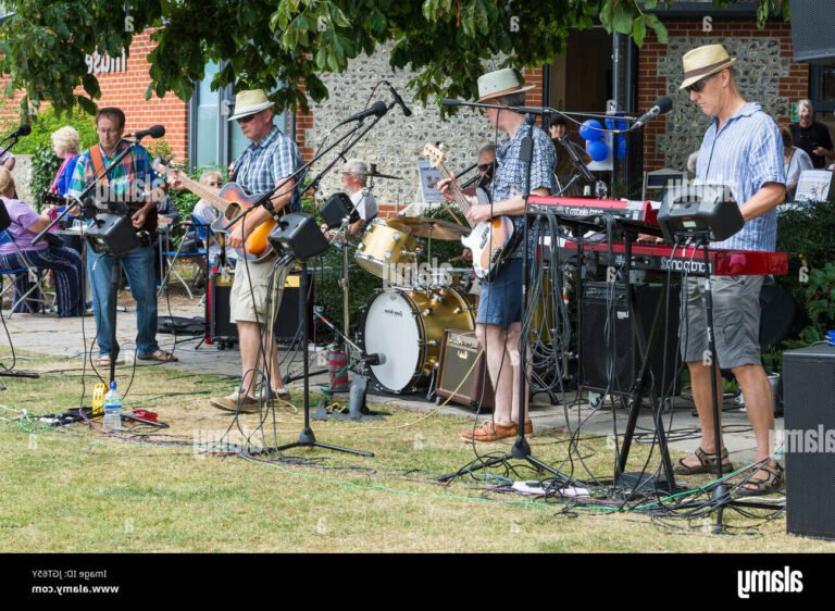 Qu'est-ce qui rend la musique country si populaire dans le monde entier 13 groupe de musiciens jouant en plein air