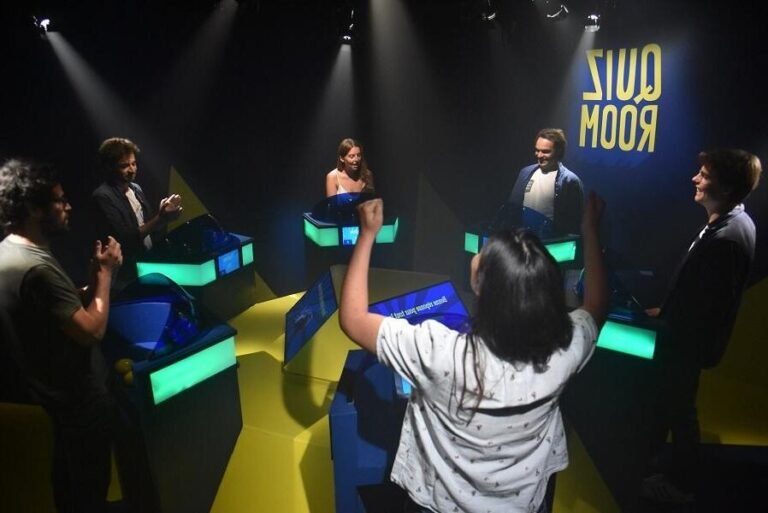 Quel est l'avis des utilisateurs sur le quiz room Plan de Campagne 10 groupe de personnes jouant a un quiz