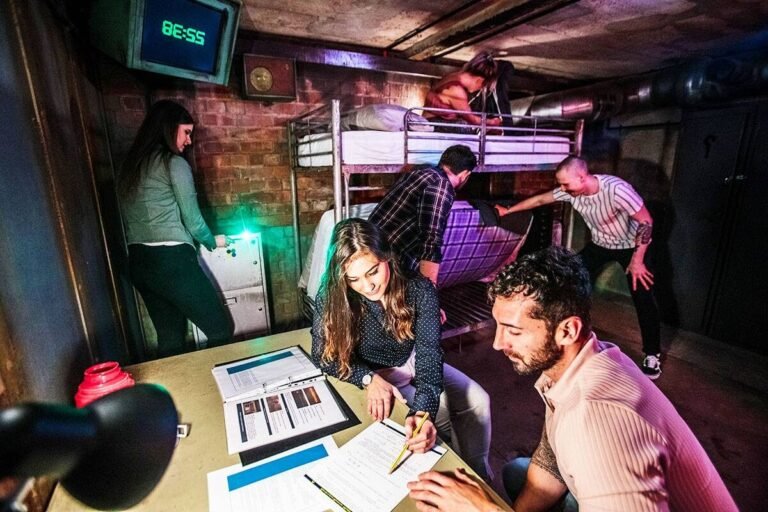 Quel est le meilleur escape game à Paris pour vivre une expérience unique 7 groupe resolvant des enigmes dans une salle