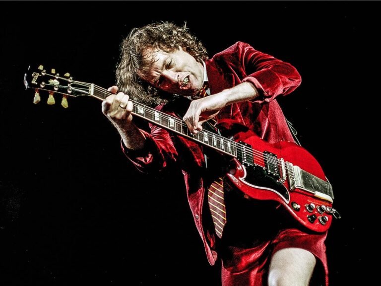 Quelle est la meilleure guitare Gibson SG signature d'Angus Young 27 guitare gibson sg angus young sur scene
