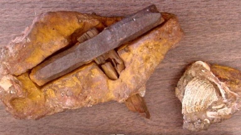 heros decouvrant un marteau en pierre