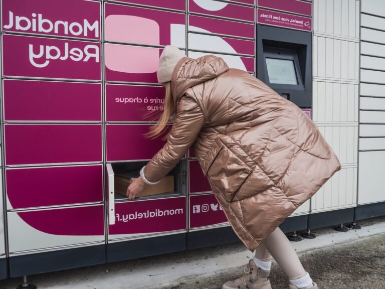 Comment envoyer un colis via un Mondial Relay Locker facilement 26 illustration dun mondial relay locker ouvert