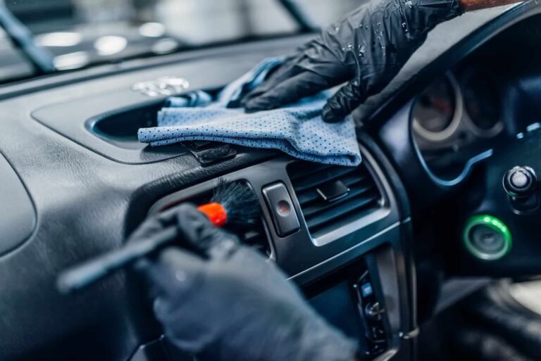 Comment nettoyer efficacement l'intérieur d'une voiture très sale 31 interieur de voiture en cours de nettoyage