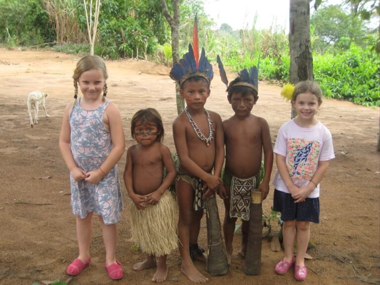 jeune decouvrant des activites culturelles