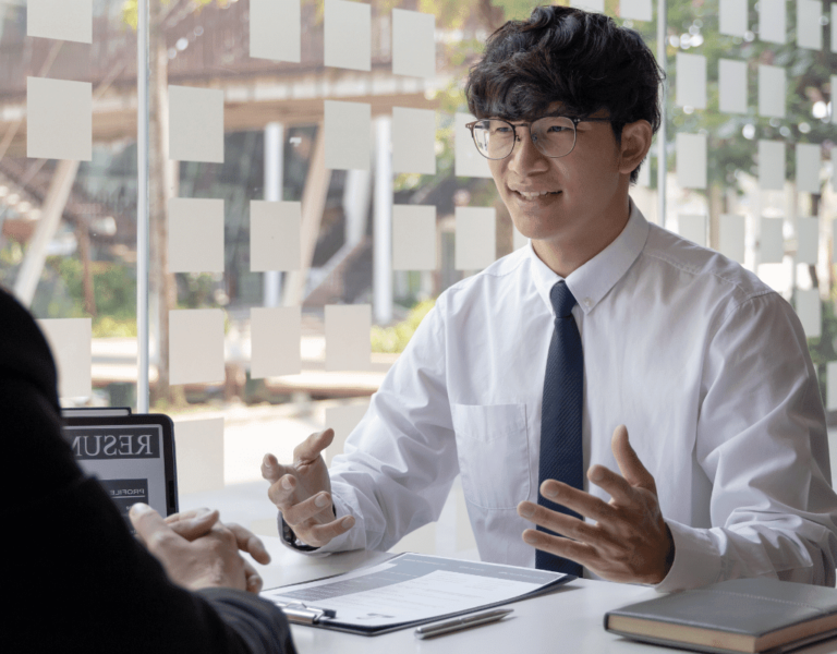 jeune en entretien dembauche dynamique