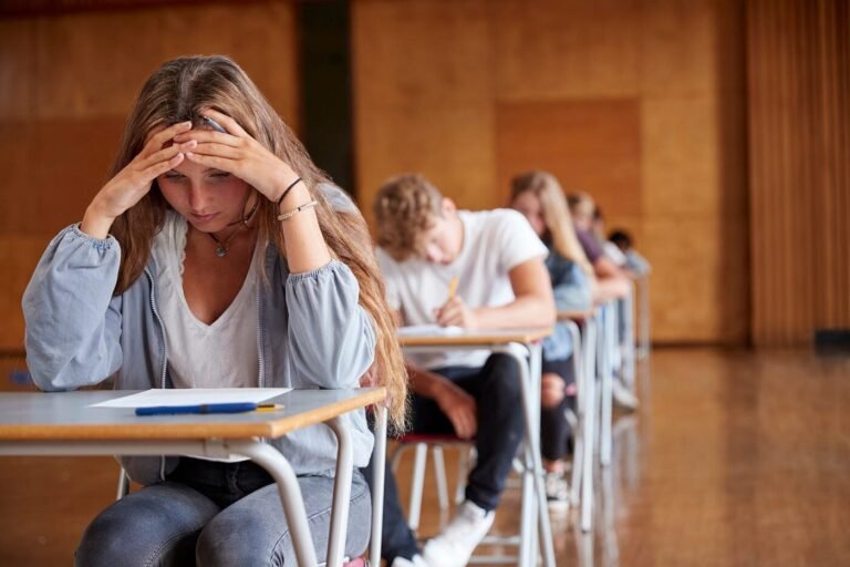 jeune en train de passer un examen