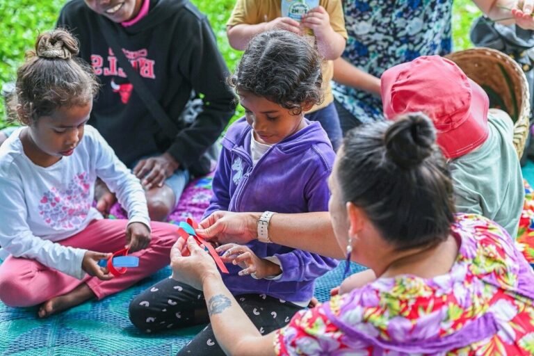 Comment utiliser le Pass Culture pour régler vos activités culturelles 4 jeune explorant des activites culturelles diverses