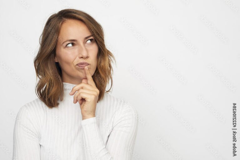jeune femme en train de reflechir