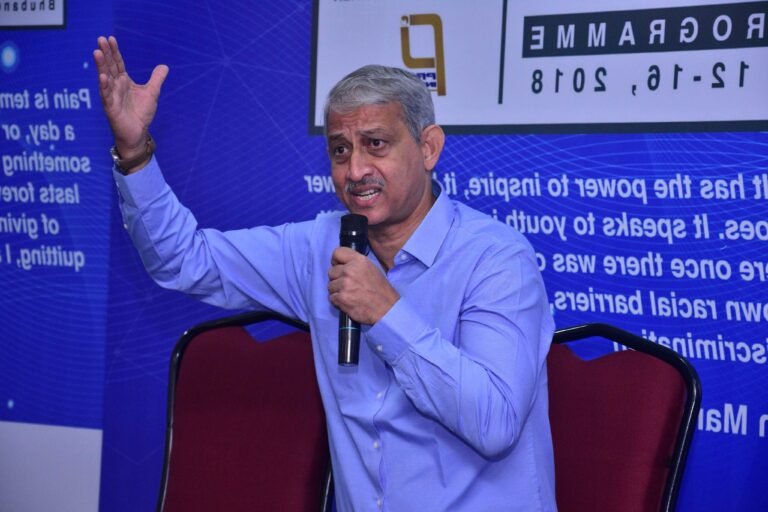 jeune journaliste sportif en action