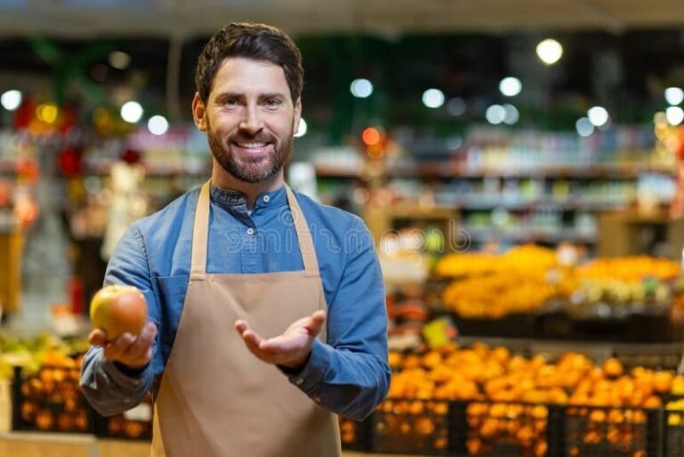 Quels sont les débouchés après un Bac Pro Commerce option A 35 jeune professionnel dans un magasin anime
