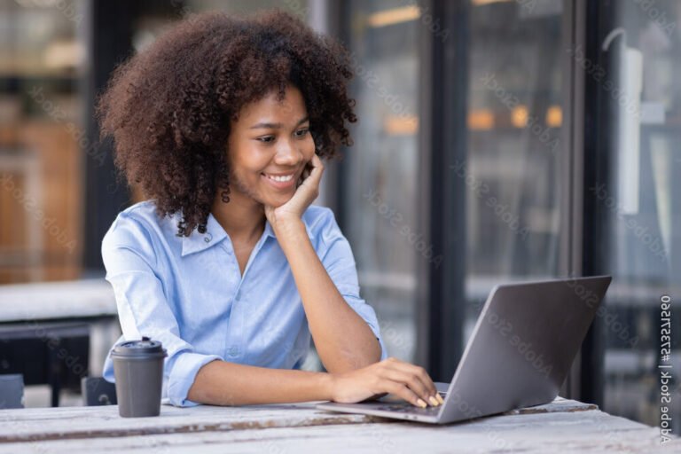 Comment réaliser un stage sans convention légale en toute sécurité 39 jeune professionnel travaillant sur un ordinateur