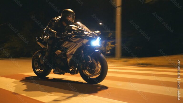 jeune sur une moto dans la nuit