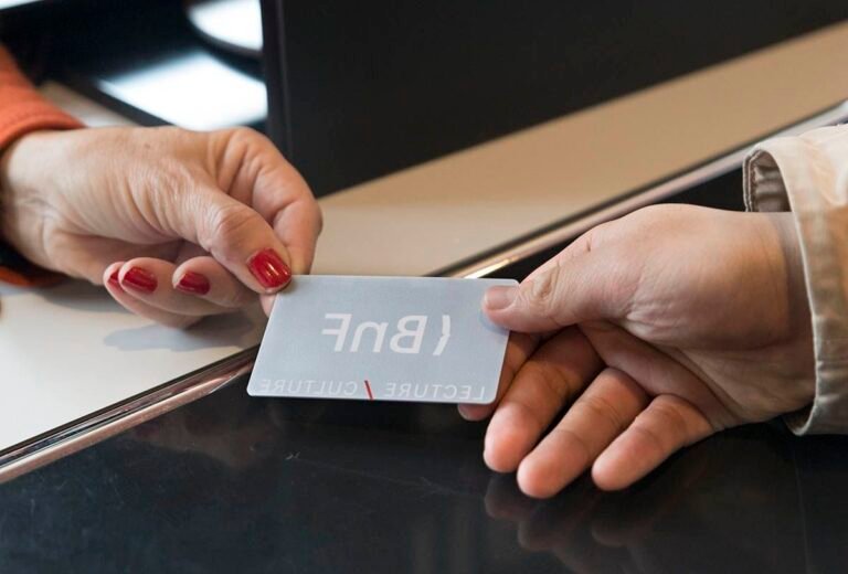 Que peut-on vraiment acheter avec le Pass Culture 19 jeune utilisant le pass culture en magasin