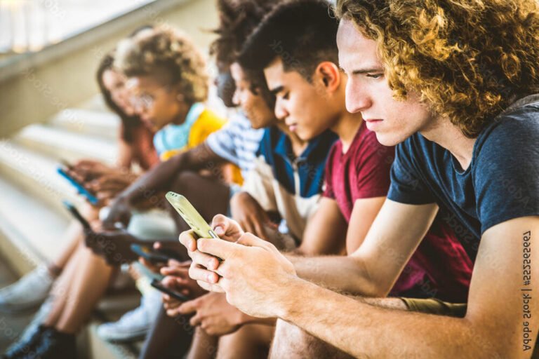 jeune utilisant une application culturelle sur smartphone