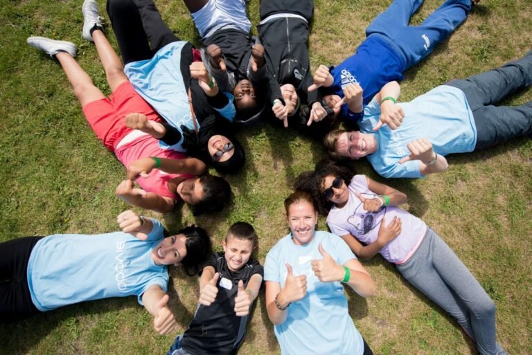 jeune volontaire en service civique souriant