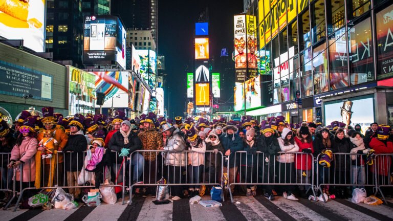Comment se déroule la célèbre ball drop de Times Square à New York 2 la foule celebrant le nouvel an a times square