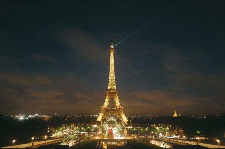 Que trouve-t-on sur le site officiel de la Tour Eiffel 41 la majestueuse tour eiffel illuminee la nuit