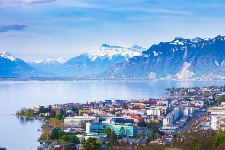 Que savoir sur Gex et les Rives du Léman Guide complet ! 24 lac leman avec montagnes en arriere plan