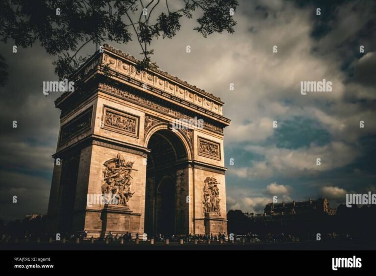 larc de triomphe sous un ciel etoile