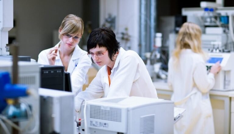 laser analysant une substance en laboratoire