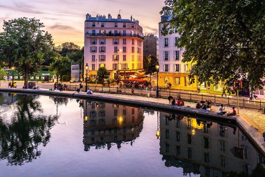 Pourquoi visiter le Canal Saint-Martin à Paris, France 1 le canal saint martin au coucher du soleil