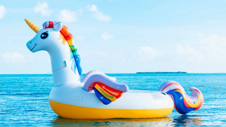 licorne coloree flottant dans des nuages