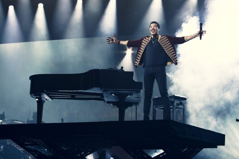 lionel richie en concert sur scene