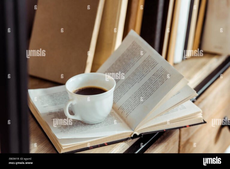 livre ouvert avec une tasse de cafe