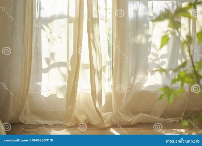 lumiere douce filtrant a travers des voilages