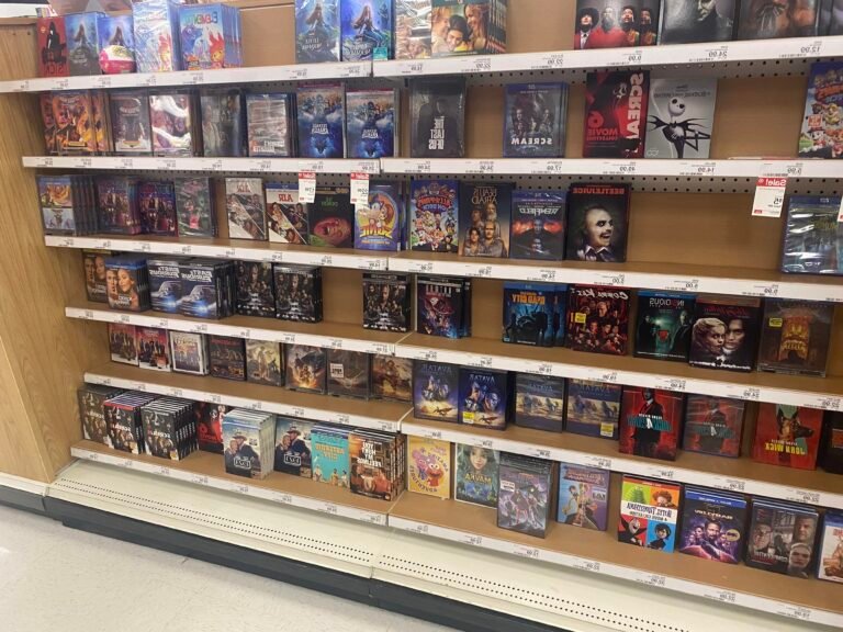 magasin de dvd avec affichage de films