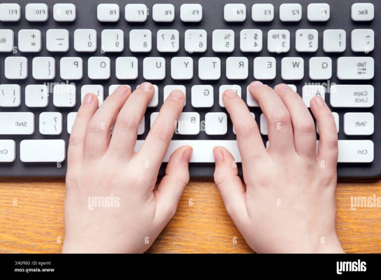 main tapant sur un clavier dordinateur