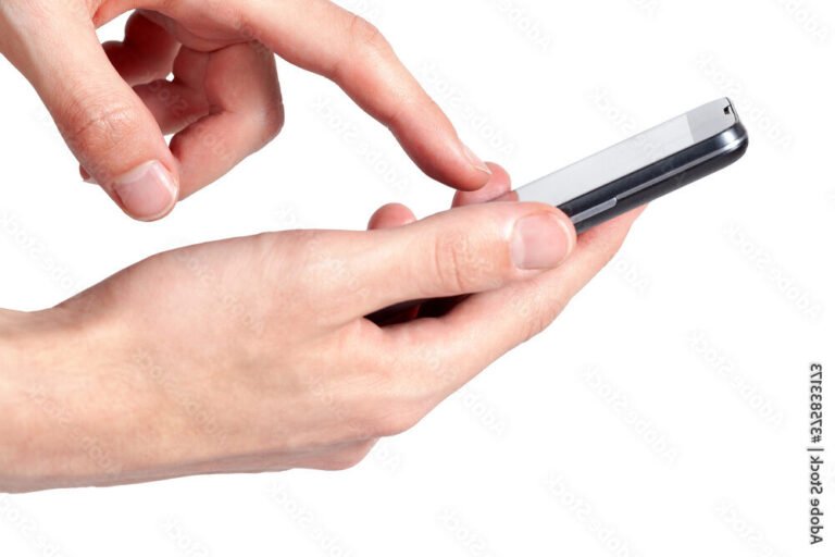 Comment réinitialiser votre mot de passe oublié facilement 19 main tapotant un ecran de smartphone