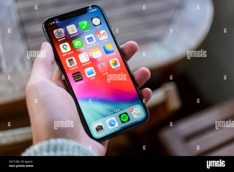 Quelles sont les aides disponibles sur le simulateur mes aides gouv fr 43 main tenant un smartphone affichant lapplication
