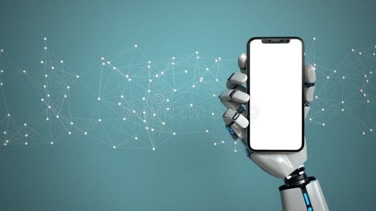 main tenant un smartphone avec des algorithmes