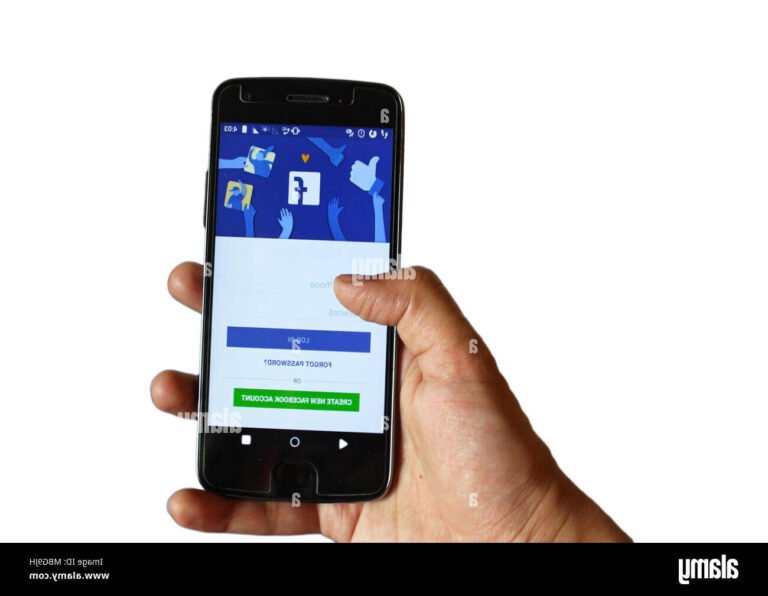 Comment puis-je retrouver mon compte Facebook avec mon nom 20 main tenant un smartphone avec facebook ouvert