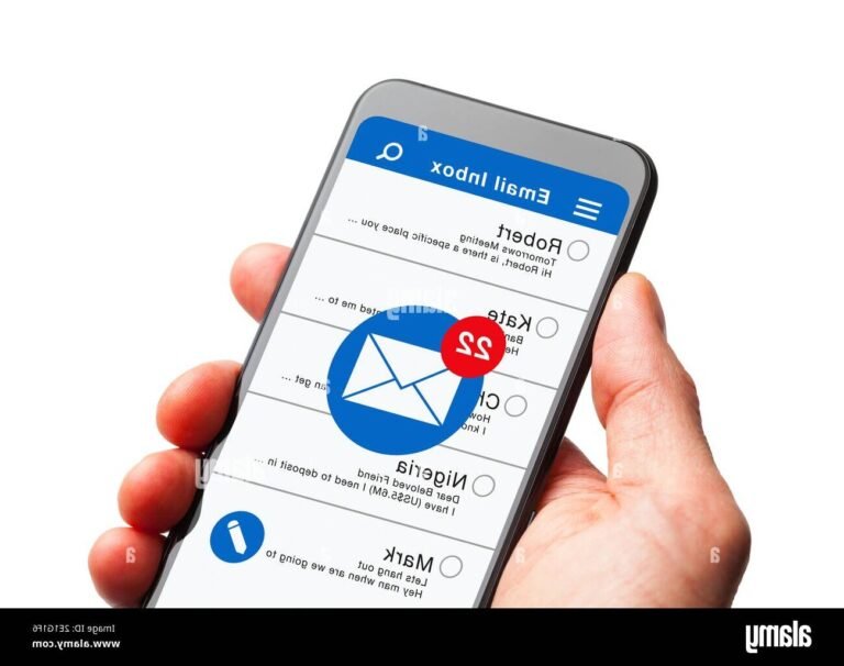 main tenant un smartphone avec une boite mail