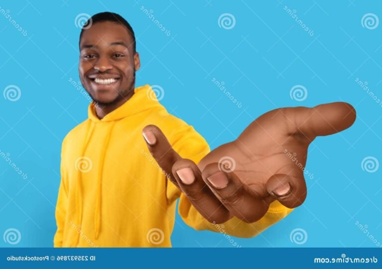 Comment bénéficier du Coup de Pouce dans la région PACA 44 main tendue avec un panneau de soutien