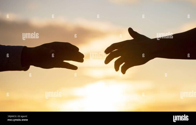 main tendue symbolisant lentraide et la generosite