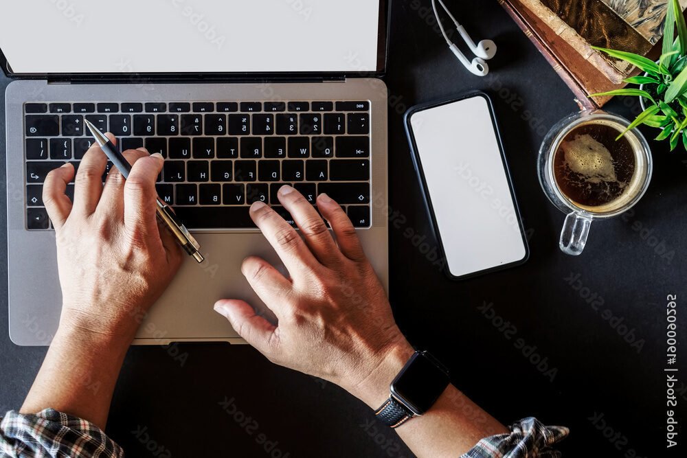 main utilisant un clavier avec un ecran