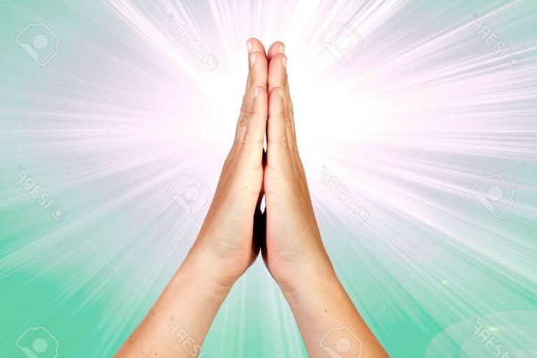 Comment prier efficacement l'Esprit Saint pour obtenir guidance et paix 28 mains jointes en priere lumineuse