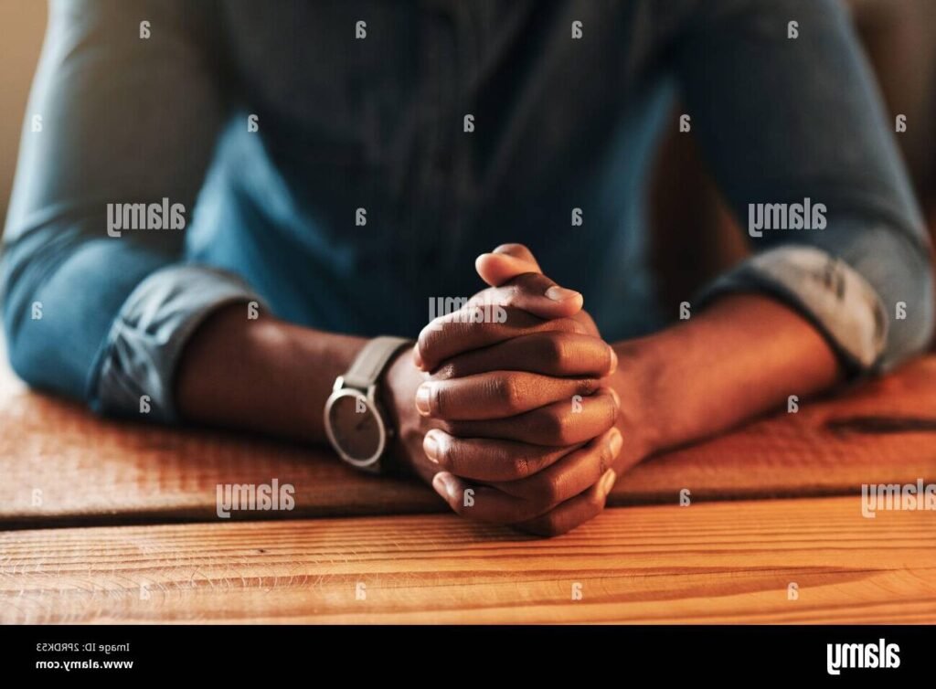 Quelle prière efficace pour enlever un mauvais sort et se protéger 1 mains jointes en priere sur fond apaisant