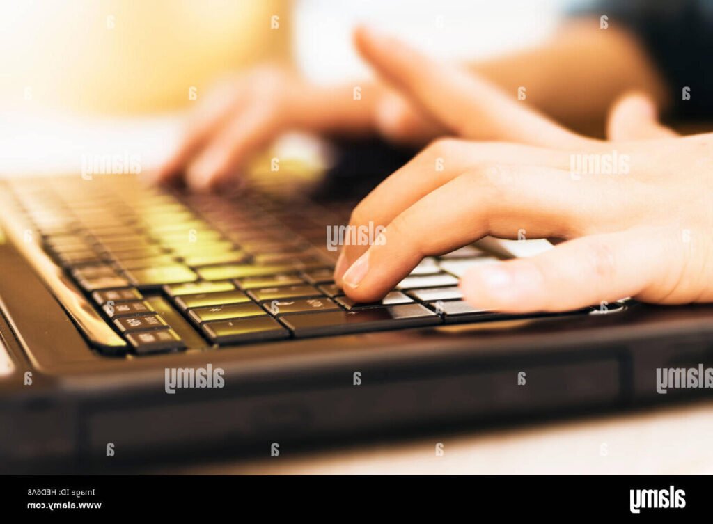 mains sur un clavier en pleine action