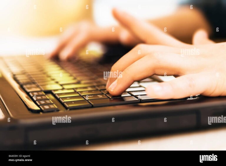 mains sur un clavier en pleine action