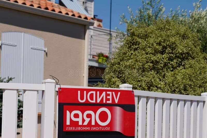 Combien a été vendu un bien immobilier récemment en France 1 maison avec panneau vendu en france