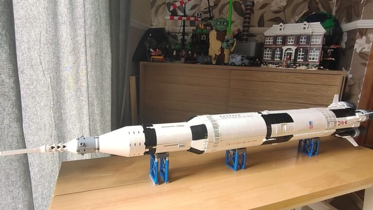 maquette du modele lego apollo saturn v