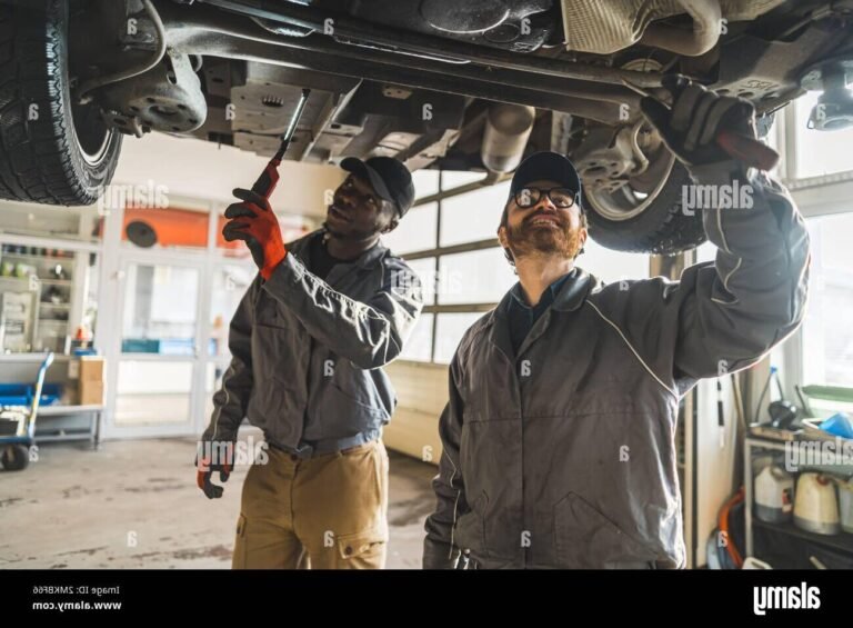Quel avenir professionnel avec un Bac Pro Maintenance des Véhicules Option B 22 mecanicien travaillant sur une voiture moderne