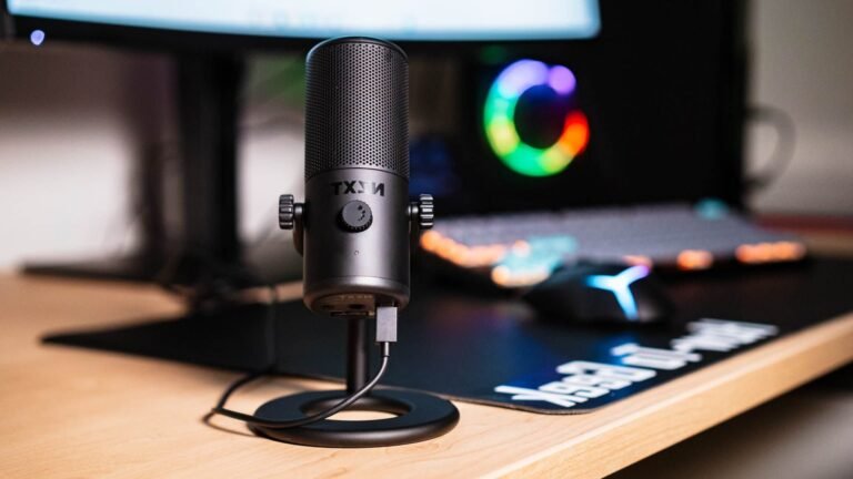 microphone et ordinateur en utilisation