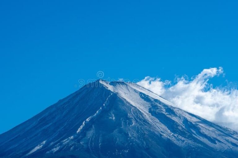 mont fuji sous un ciel ensoleille