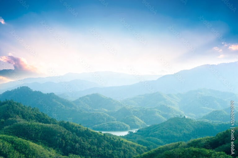 montagne verdoyante sous un ciel bleu